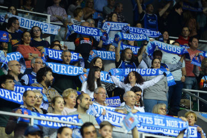 Imagen del público durante el partido entre el San Pablo Burgos y el Fuenlabrada.