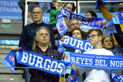 Imagen del público durante el partido entre el San Pablo Burgos y el Fuenlabrada.