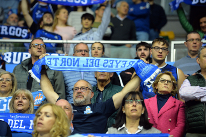 Imagen del público durante el partido entre el San Pablo Burgos y el Fuenlabrada.