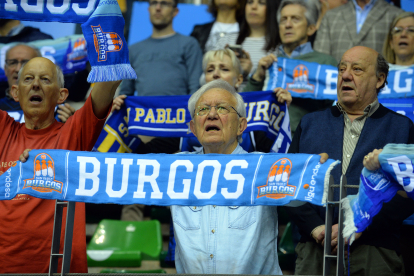 Imagen del público durante el partido entre el San Pablo Burgos y el Fuenlabrada.