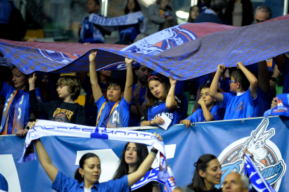 Imagen del público durante el partido entre el San Pablo Burgos y el Fuenlabrada.