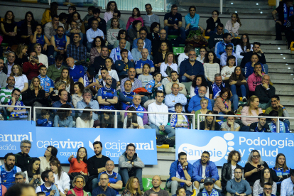 Imagen del público durante el partido entre el San Pablo Burgos y el Fuenlabrada.