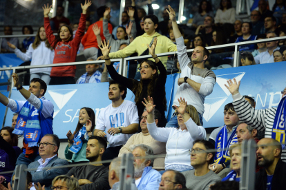 Imagen del público durante el partido entre el San Pablo Burgos y el Fuenlabrada.