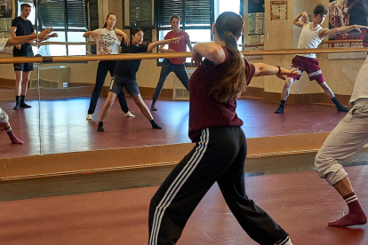 Los bailarines frente al espejo en la sala de ensayos del curso Internacional Summer Dance en la capital burgalesa.