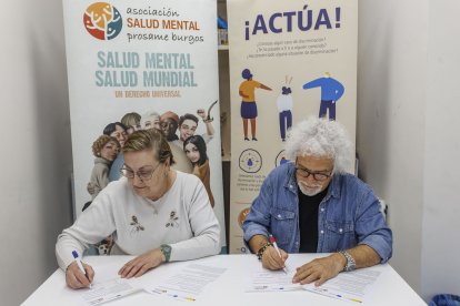 Representantes de Prosame y Burgos Acoge, en el momento de la firma del convenio de colaboración.