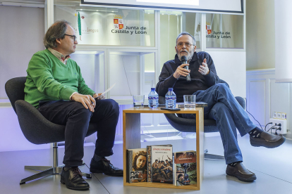 Jesús Bustamante (izq.) y José Antonio Abella mantuvieron una charla dentro del programa de la Feria Editantes.