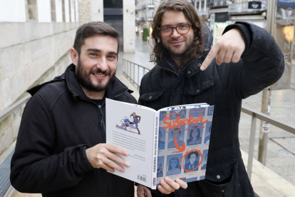 Fernando Llor y Miguel Porto, autores de 'Subnormal. Una historia de acoso escolar', basado en la dura experiencia de Iñaki Zubizarreta.