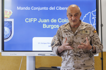 Enrique Pérez de Tena, miembro del Mando Conjunto del Ciberespacio, durante su ponencia a los alumnos de IES Juan de Colonia