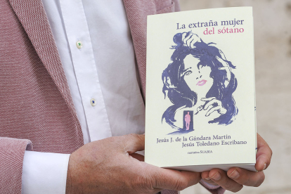 Ejemplar de 'La extraña mujer del sótano', publicado por Suabia Ediciones.