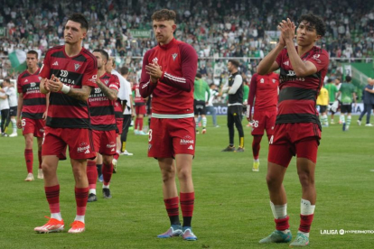 Los jugadores rojillos aplauden desde el césped a los aficionados mirandeses que se desplazaron a Santander para ofrecerles su apoyo.
