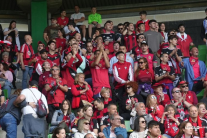 Aficionados rojillos en la grada de El Sardinero.