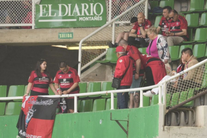 Aficionados rojillos en la grada de El Sardinero.