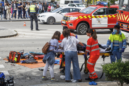 Los servicios de emergencias sanitarias atienden a una de las personas heridas en el accidente de la Avenida Cantabria.