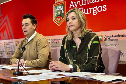 Daniel de la Rosa y Sonia Rodríguez en rueda de prensa, en la sala del Ayuntamiento de Burgos.
