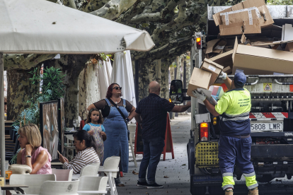 Un vehículo de Urbaser recoge cartones de la vía pública en el paseo de El Espolón.