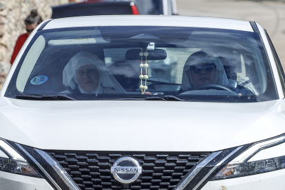 Dos de las monjas en un coche, en las inmediaciones del monasterio de Santa Clara de Belorado.