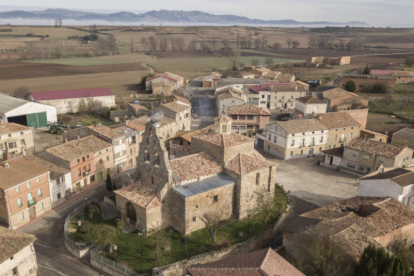 Imagen aérea de Aguilar de Bureba con la iglesia de Santa María la Mayor en el centro.