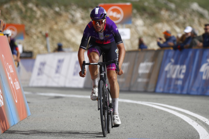 Mario Aparicio corona la subida final a Velouchi.