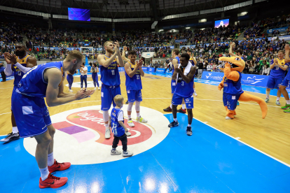 Los jugadores del San Pablo Burgos celebran el primer triunfo en la serie.