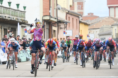 Lorena Wiebes se impone al sprint en la tercera etapa de la Vuelta a Burgos Femenina