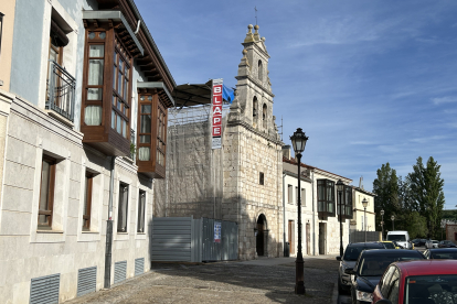 Las actuaciones en la cubierta de la iglesia de San Antonio del barrio de Huelgas, han comenzado recientemente.