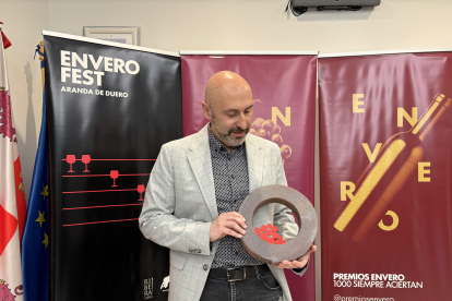 El concejal de Turismo y Promoción muestra el nuevo Premio Envero