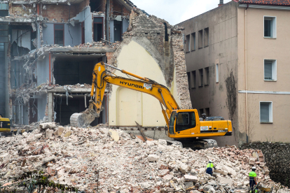 El derribo del edificio de las Adoratrices, ubicado junto al seminario de San José, avanza a buen ritmo