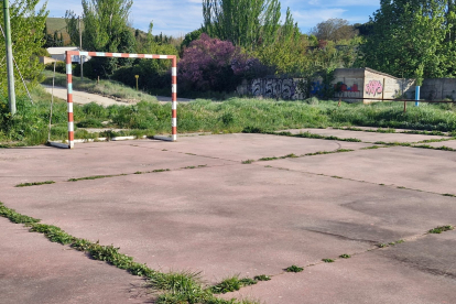 Estado que presentan las pistas deportivas del barrio de Villatoro.