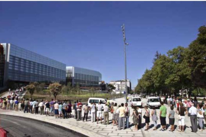 Colas para recoger la invitación de los tres primeros días de puertas abiertas. Se retiraron 8.000 invitaciones.