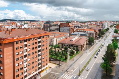 Vista del bulevar ferroviario, desde la zona sur de la ciudad, donde se encuentran dotaciones como el edificio de la estación y el hangar.