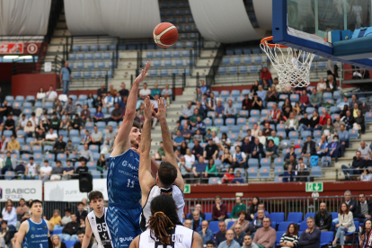 Imagen del partido entre el Guuk Gipuzkoa y el Grupo Ureta Tizona Burgos.