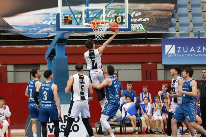 Imagen del partido entre el Guuk Gipuzkoa y el Grupo Ureta Tizona Burgos.