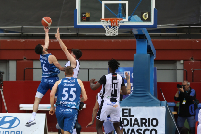 Imagen del partido entre el Guuk Gipuzkoa y el Grupo Ureta Tizona Burgos.