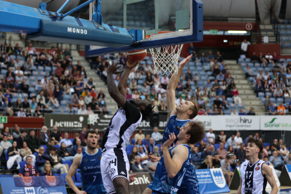 Imagen del partido entre el Guuk Gipuzkoa y el Grupo Ureta Tizona Burgos.