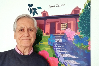 Jesús Carazo y la portada de su nuevo libro, obra de Maite Niebla.