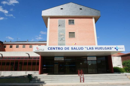 Exterior del Centro de Salud Huelgas en uno de los pabellones del Hospital Militar.