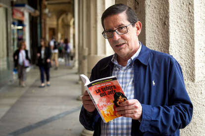 El escritor Julio Pérez Celada con su última obra, 'La señora del jefe'.