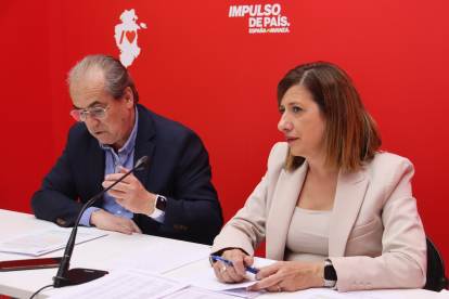 Luis Briones y Nuria Barrio, en la sede del PSOE de Burgos.