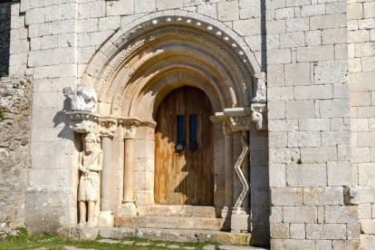 Un atlante guarda la entrada de la ermita
