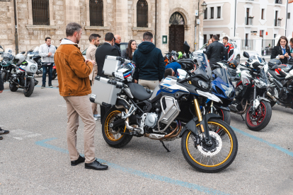 Cerca de un centenar de motoristas se han unido a la propuesta