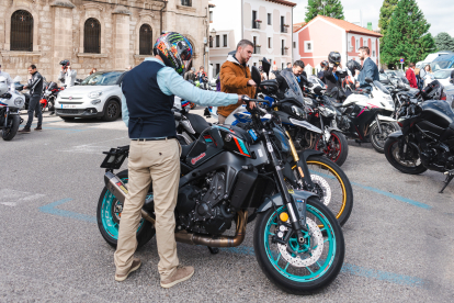 Cerca de un centenar de motoristas se han unido a la propuesta