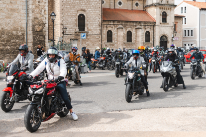 Cerca de un centenar de motoristas se han unido a la propuesta