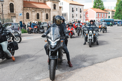 Cerca de un centenar de motoristas se han unido a la propuesta