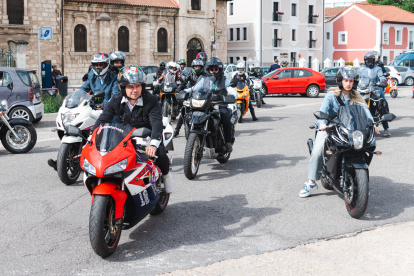 Cerca de un centenar de motoristas se han unido a la propuesta