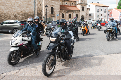 Cerca de un centenar de motoristas se han unido a la propuesta