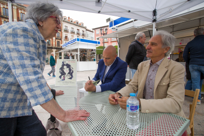 Jesús de la Gándara y Jesús Toledano firmaron ejemplares de su libro