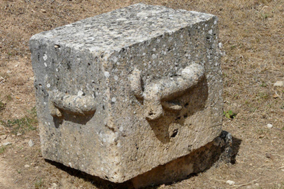Una roca con relieves fálicos, de la época romana, de varios cientos de kilos de peso fue robada de la ciudad romana de Clunia en 2012.