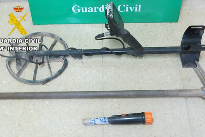 Un detector de metales que le fue incautado a un pitero junto a una herramienta para escarbar en la tierra.
