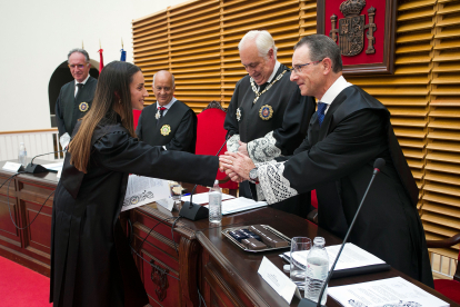 El presidente del Colegio Oficial de Graduados Sociales de Burgos, Benito Saiz, da la bienvenida a una nueva colegiada.