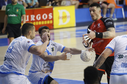 Imagen del partido entre el UBU San Pablo Burgos y Balonmano Cangas.